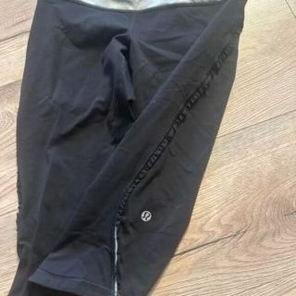 Lululemon Cropped black leggings w/ grey pattern band, size 4 - Picture 2 of 2